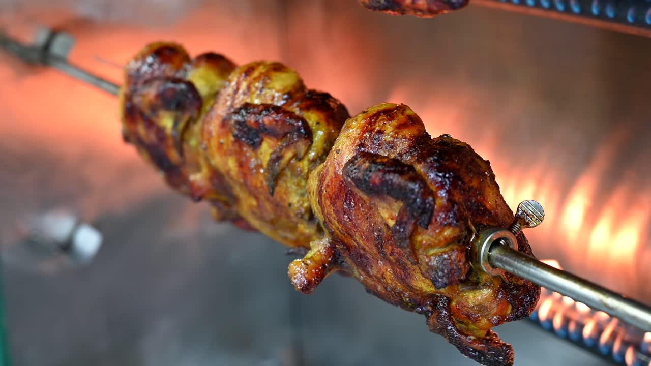 기계에서 치킨 회전 및 굽기, 그릴 요리, 레스토랑에서 그릴 치킨