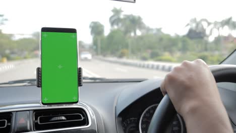 teléfono inteligente en el modelo de coche