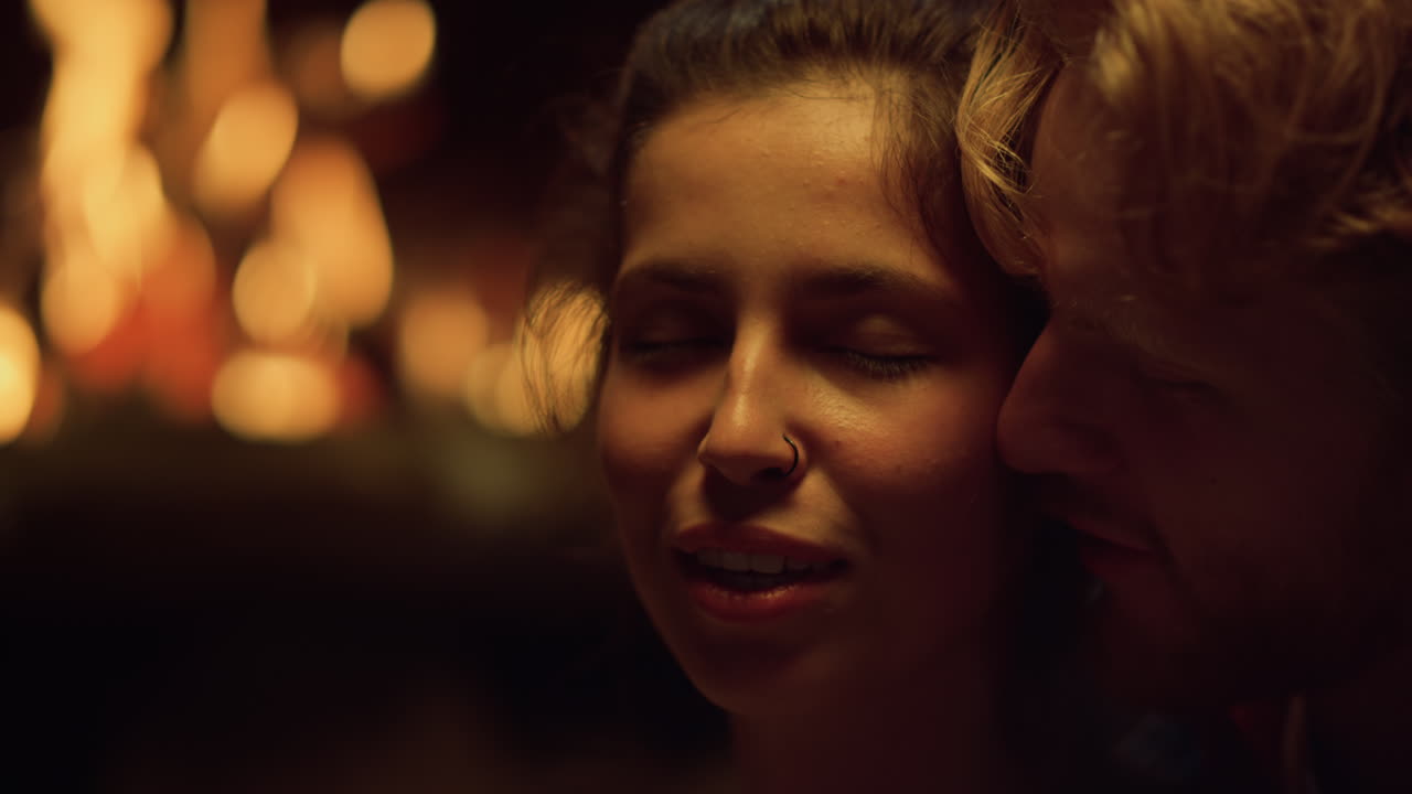 pareja de primer plano toca sensual en una noche romántica. los amantes besan la mejilla en la cita.