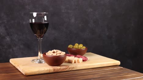 variedad de queso y vino chileno