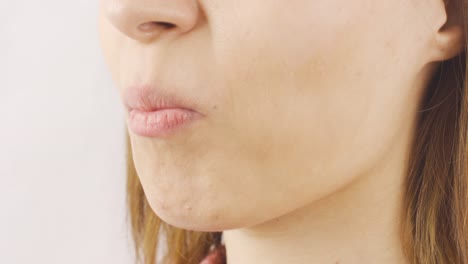 la mujer de primer plano come anacardos.