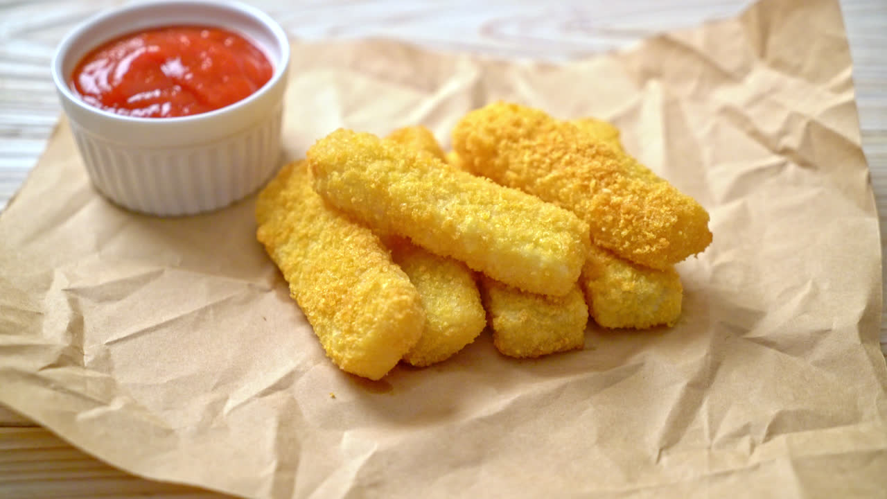 palitos de pescado fritos crujientes con ketchup