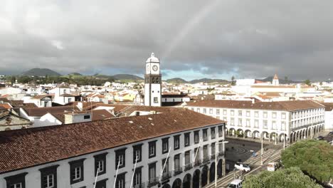 Centro-De-La-Ciudad-De-Ponta-Delgada-En-Un-Día-Nublado-En-La-Isla-De-São-Miguel,-Azores,-Portugal---Grúa-Aérea-Panorámica