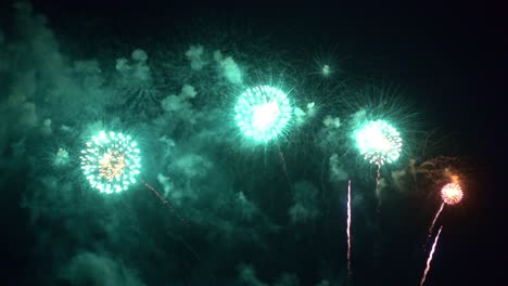 hermosa exhibición de trabajo de fuego colorido por la noche para la celebración en el festival