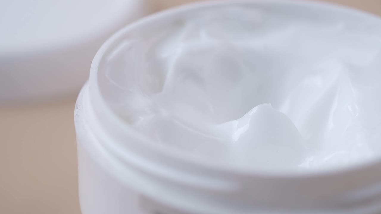 크림을 적용하는 것