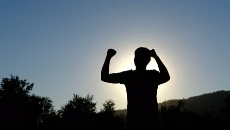 silhouet van een jonge winnaar