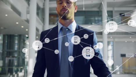 usando el teléfono inteligente, el hombre de negocios conectándose con la red de comunicación en la oficina moderna