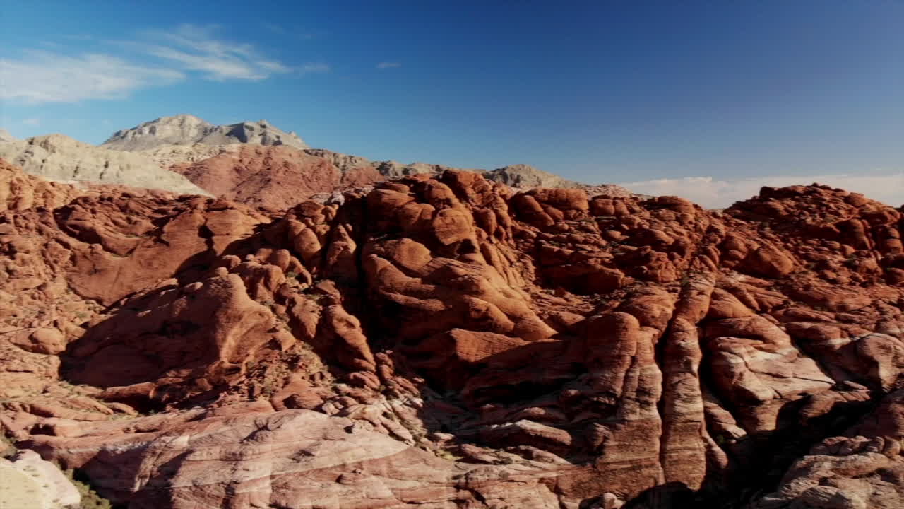 Ripresa panoramica con drone di montagne di arenaria rossa al Parco Red Rock Canyon vicino a Las Vegas.
