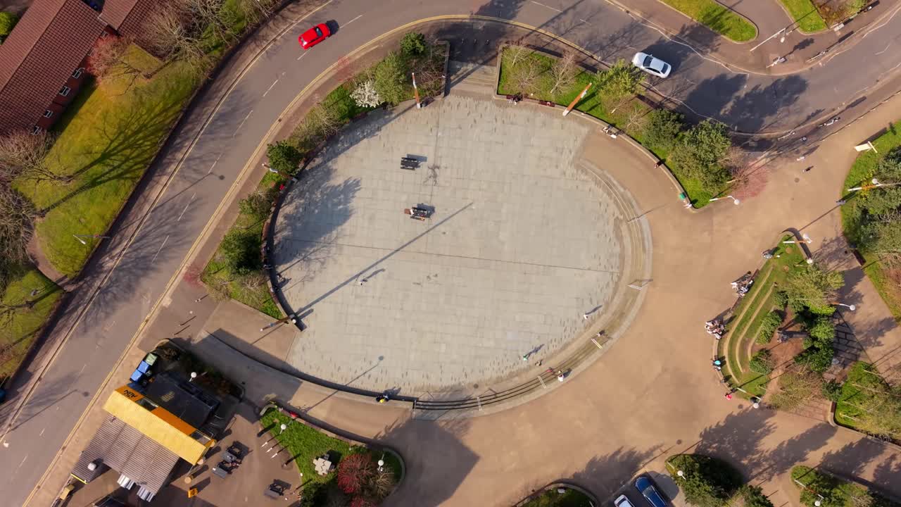 Vídeo aéreo ascendente 4K 60FPS da Praça C.S. Lewis na Newtownards Road, em East Belfast, Irlanda do Norte, no Reino Unido. Produzido na proporção 3840x2160 e com cor Rec709