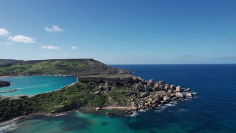 Vista-Aérea-Sobre-Una-Playa-Tropical-Con-Agua-Turquesa-Clara,-Malta