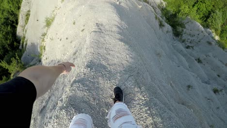 punto de vista en primera persona de un joven corriendo al borde de una montaña