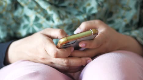 Primer-Plano-De-La-Mano-De-Una-Mujer-Sosteniendo-Un-Teléfono-Inteligente