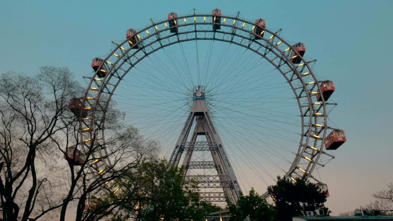 vista de la rueda de ferris desde el suelo, viena, austria