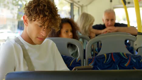 pasajero masculino que usa una tableta digital mientras viaja en el autobús 4k