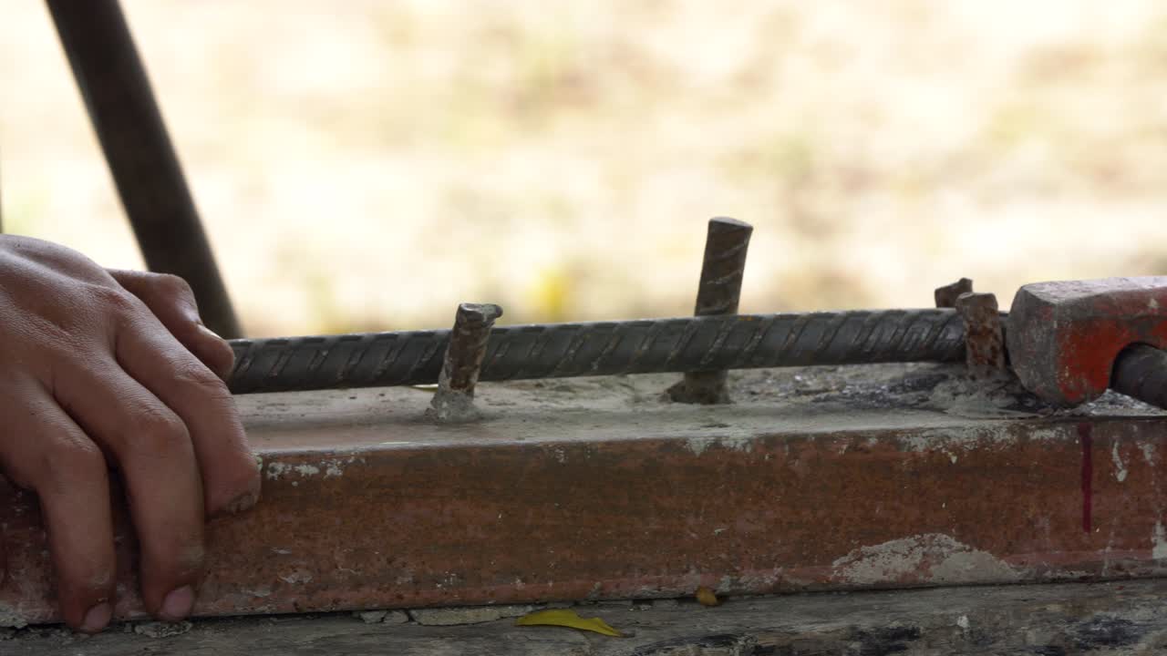 노동자가 철 라인을 사각형 모양으로 구부려 건설 건물로.