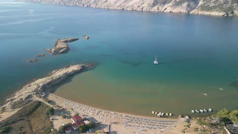 vista aérea de lopar, destino de vacaciones de viaje con playa de arena y agua de mar prístina, ciudad tradicional en la costa adriática, vista aérea de drones