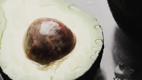 micro vídeo de primer plano de aguacates con espacio de copia en fondo gris