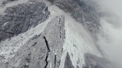 clip de dron de las asombrosas dolomitas italianas, toma cinematográfica de drones fpv desde el dji avata