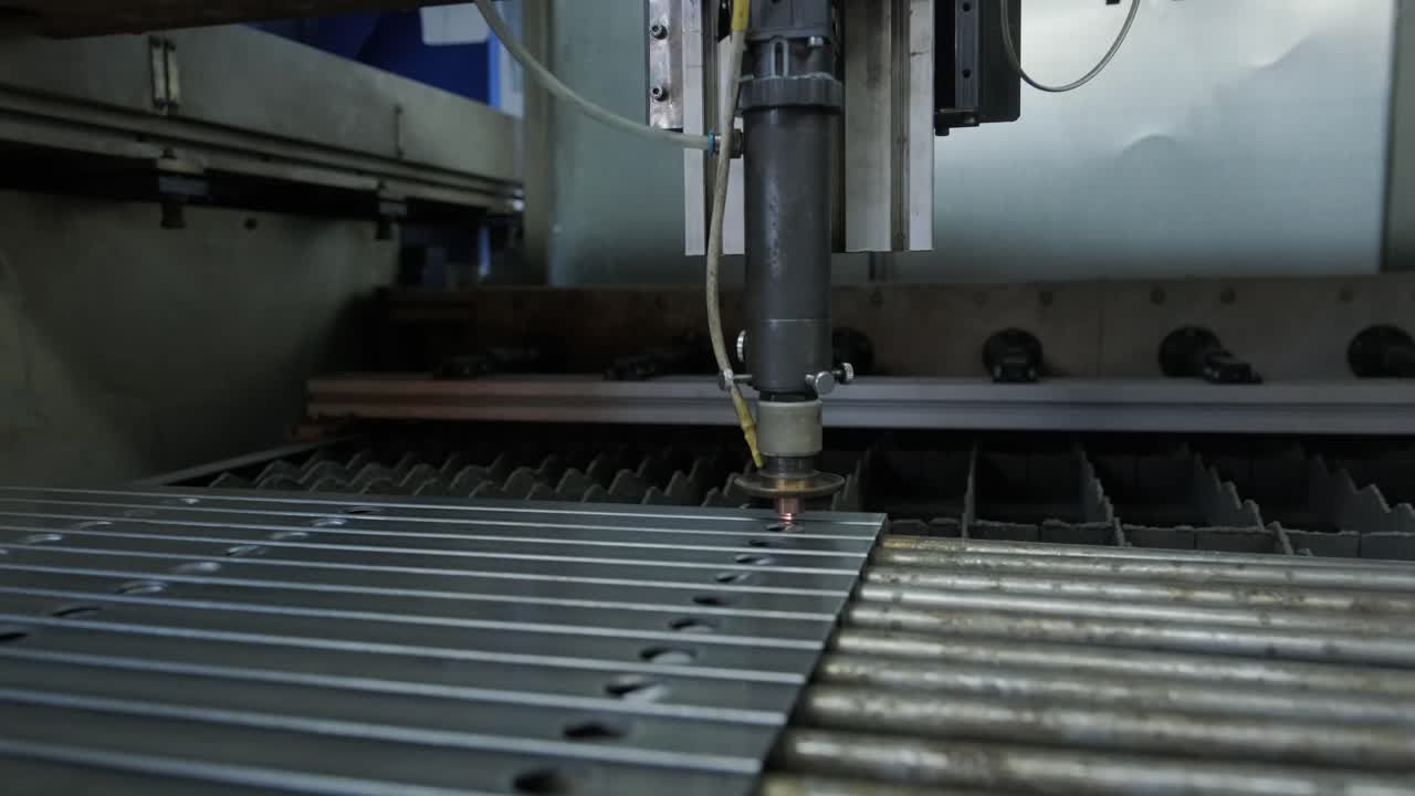 cnc 금속 절단 기술과 함께 현대 산업 레이저 기계: 현대 공장에서 강철 파이프의 레이저 절단. 레이저는 파이프에 구을 습니다.