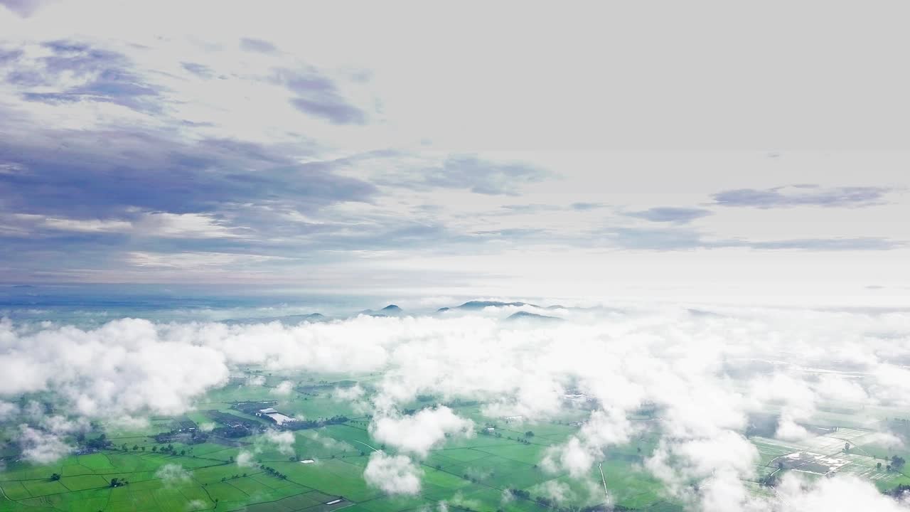 vista aérea del cielo nublado alto por encima de la tierra