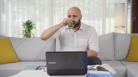 home office worker man has tooth sensitivity.
