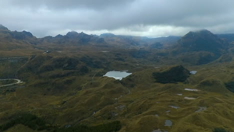 tomas aéreas que muestran el esplendor natural y la belleza del parque nacional cajas en las afueras de cuenca, ecuador