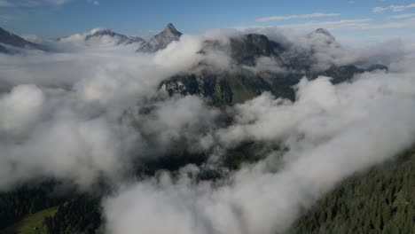 Vista-Aérea-De-Montañas-Místicas:-Capturando-La-Belleza-De-Picos-Y-Nubes-Verdes