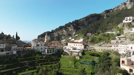 Bergdorf-Pogerola-Mit-üppigen-Gärten-In-Amalfi,-Italien,-Unter-Klarem-Himmel,-Aufnahme-Bei-Tageslicht