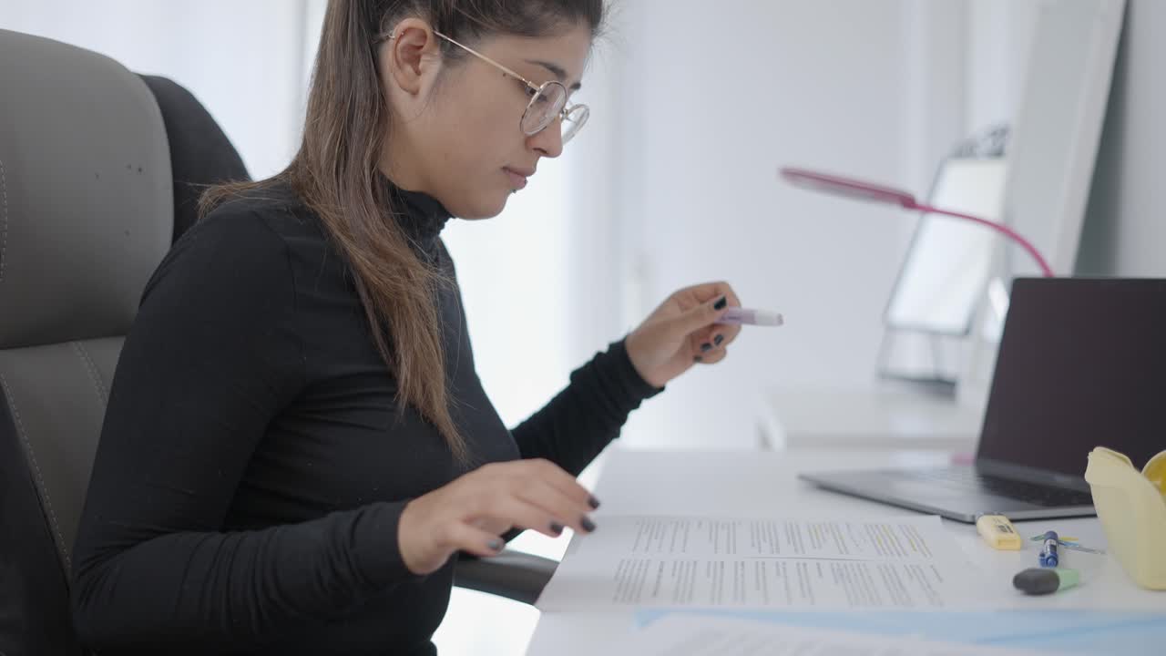 estudiante estudiando en el escritorio