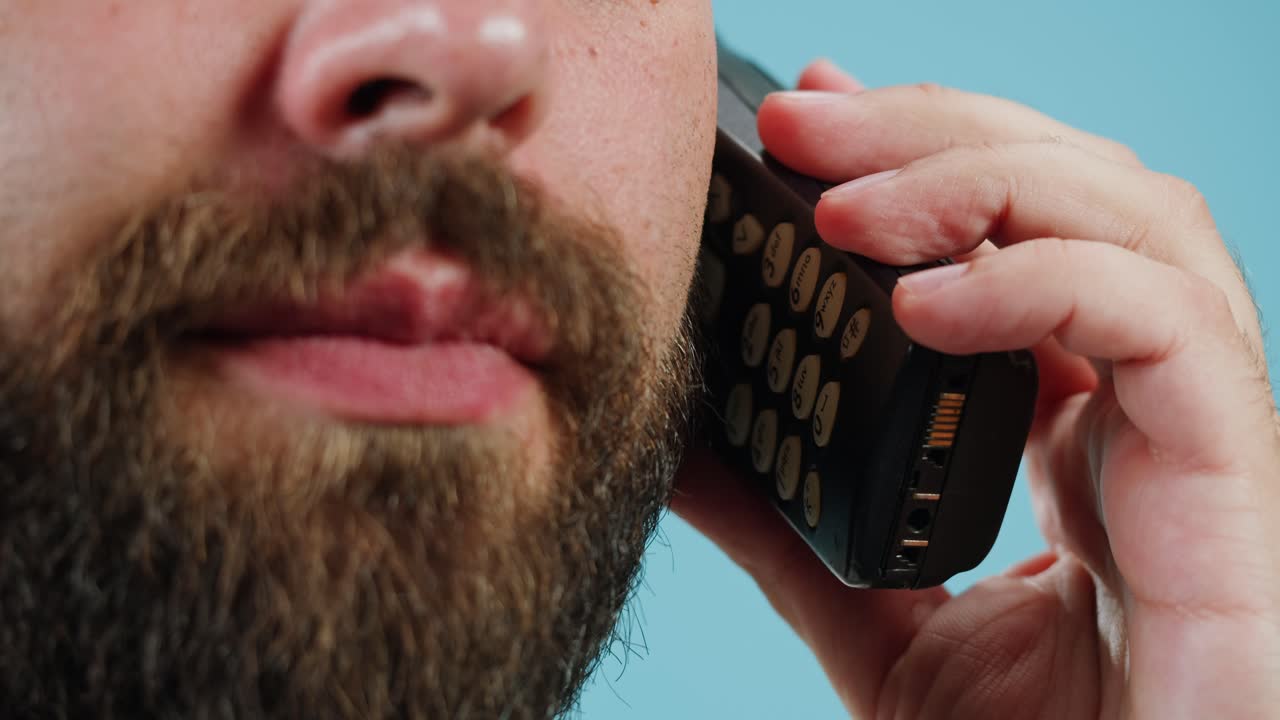 레트로 무선 전화로 말하는 남자