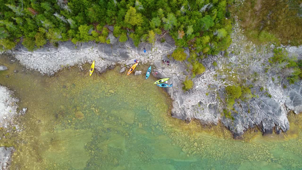Vista aerea dall'alto della riva del lago con kayak a Georgian Bay, Ontario, Canada.