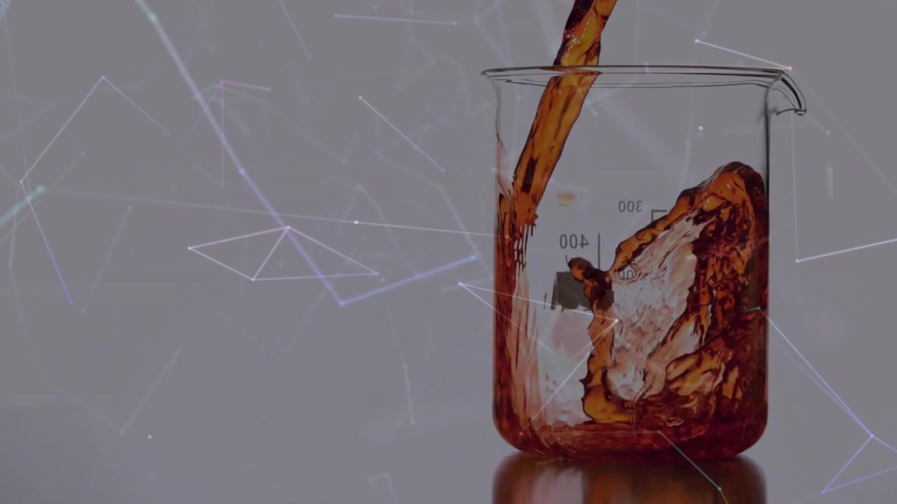 Becher da laboratorio che riceve una goccia ambrata che cade, formando un vortice, riempiendo 400 ml con una sovrapposizione di nodi di linea.