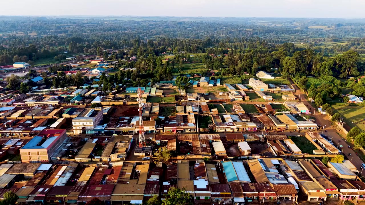 Rumah-rumah di permukiman kumuh Kibera, jalan-jalan di permukiman informal Soweto, Nairobi, Kenya. Drone terbang di atas permukiman pedesaan kumuh Kenya