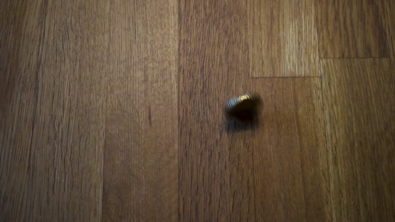 moneda giratoria sobre una mesa de madera-9