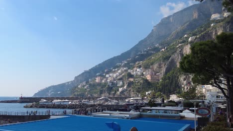 Vista-De-La-Ciudad-Y-La-Costa,-Costa-De-Amalfi-En-Italia---Amplia