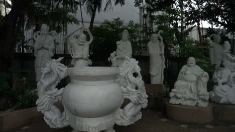 Blick-Auf-Die-Wunderschönen-Tempelstatuen-Im-Tempel-In-Bangkok