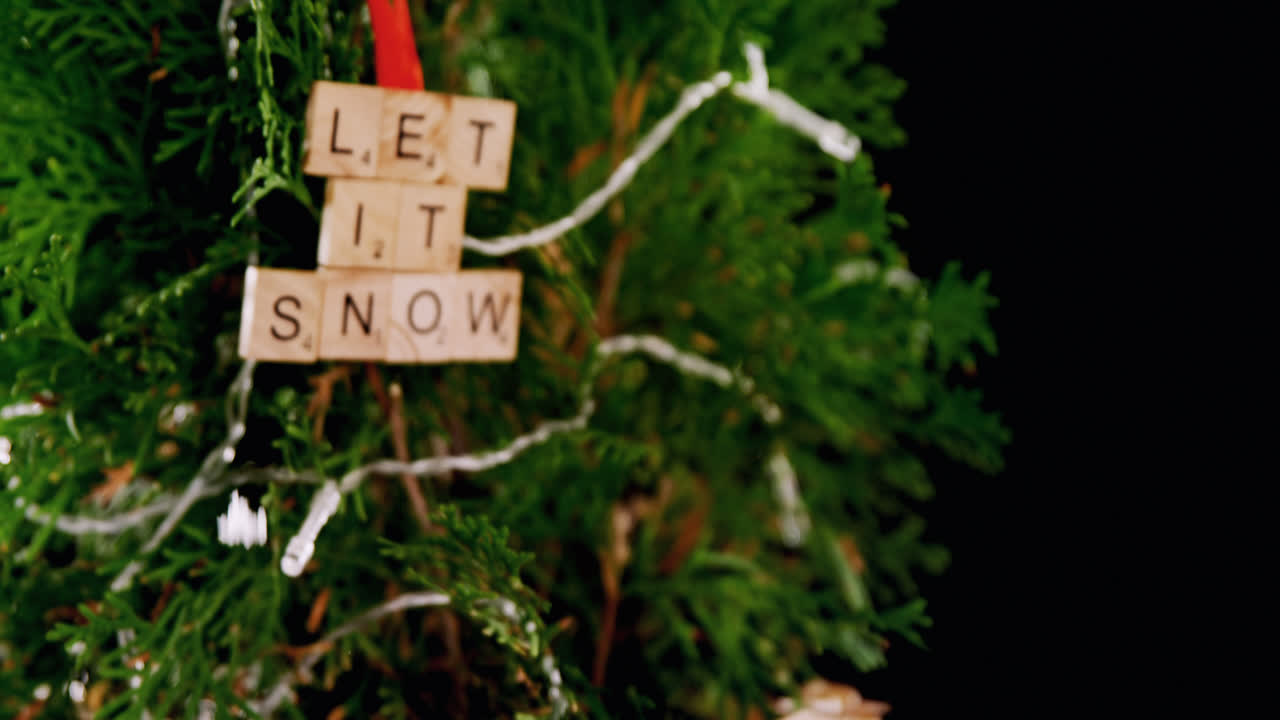 검은 바탕에 장식 된 크리스마스 트리 4k