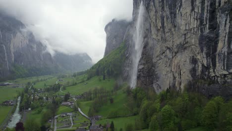 cascada de staubbach en lauterbrunnen, paisaje aéreo en ascenso