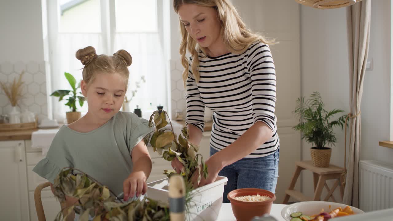 видео маленькой девочки, готовящей компост со своей матерью