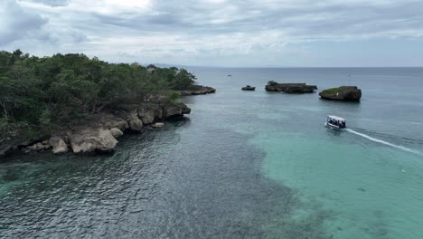 Touristen-Auf-Einem-Touristenboot-In-Richtung-Playa-Caleton-Beach-In-Der-Dominikanischen-Republik