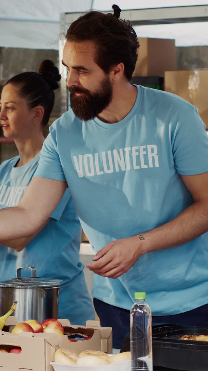 Vídeo vertical de trabajadores de organizaciones benéficas dando comida a personas sin hogar