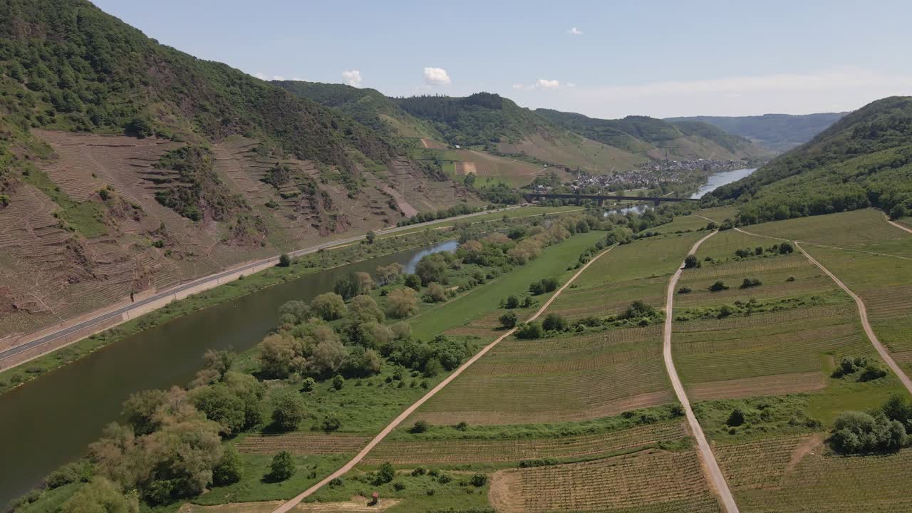 toma de dron ascendente del impresionante bremm moselle loop