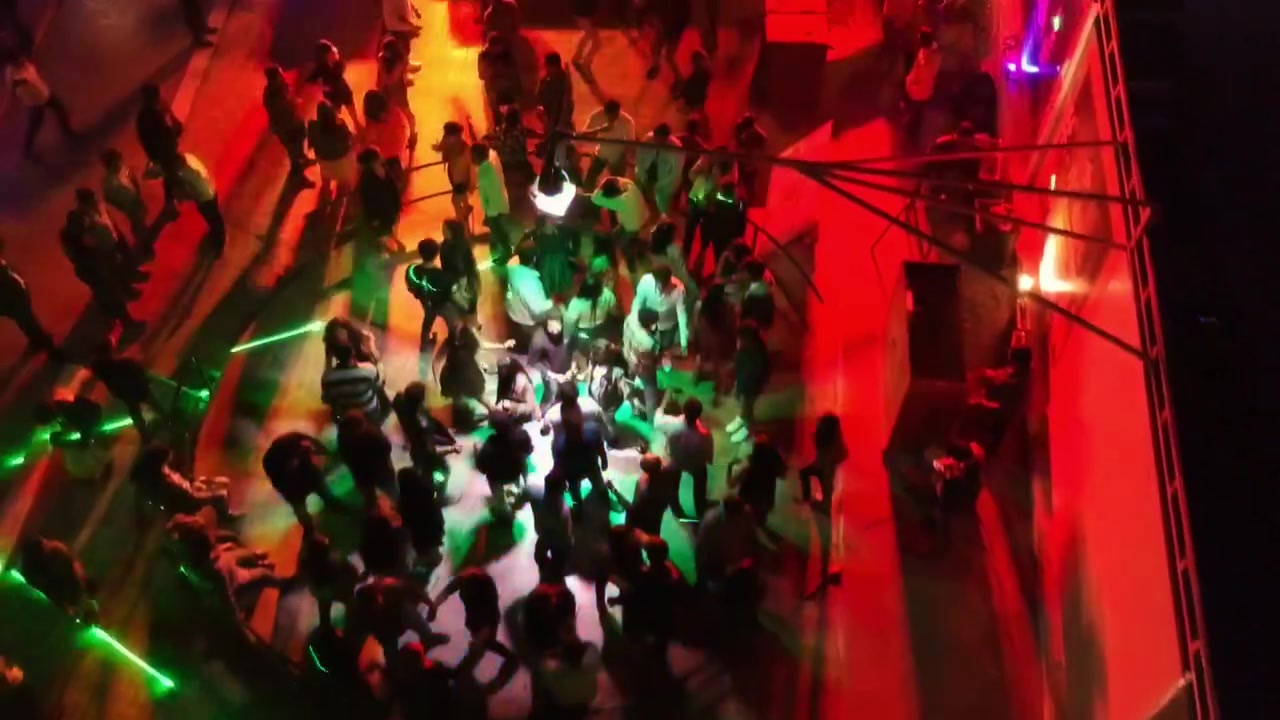 Riprese aeree di una festa di Capodanno.