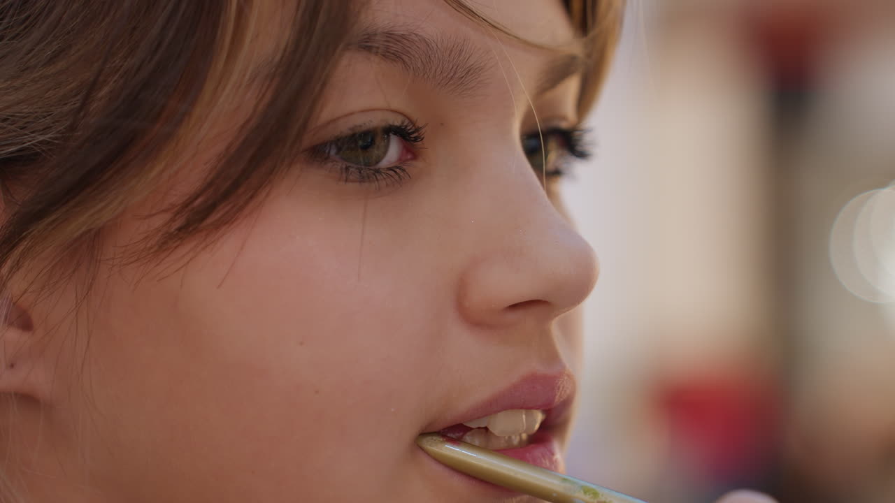 Técnicas cuidadosas con iluminación suave, retrato detallado que enfatiza la habilidad y el matiz emocional, análisis minucioso del proceso de pintura que demuestra precisión y expresión emocional delicada.