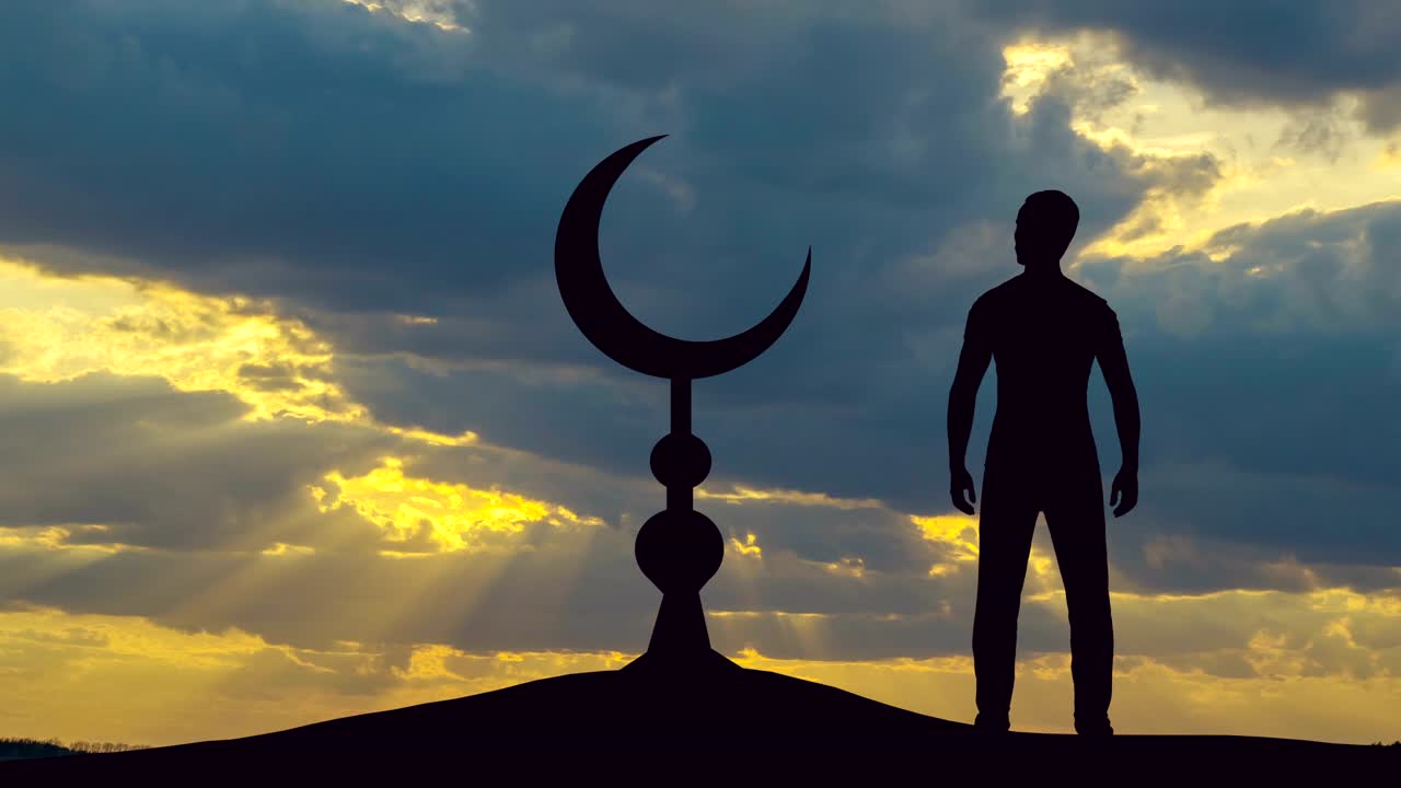 el hombre de pie cerca del símbolo del islam contra el fondo de la puesta de sol. lapso de tiempo