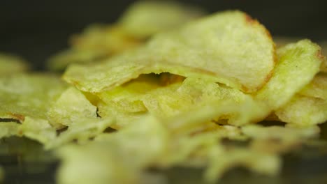 un montón de papas fritas crujientes