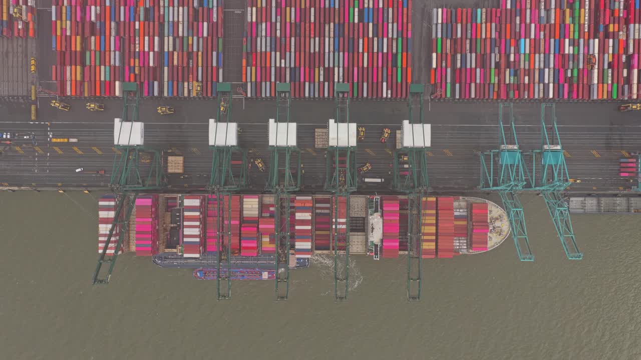 Antwerpens Havn logistikknudepunkt, kraner læsser fragtskibe, Belgien.