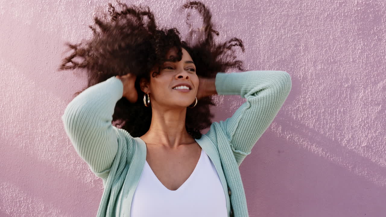 mujer negra, feliz y retro cuidado del cabello al sol
