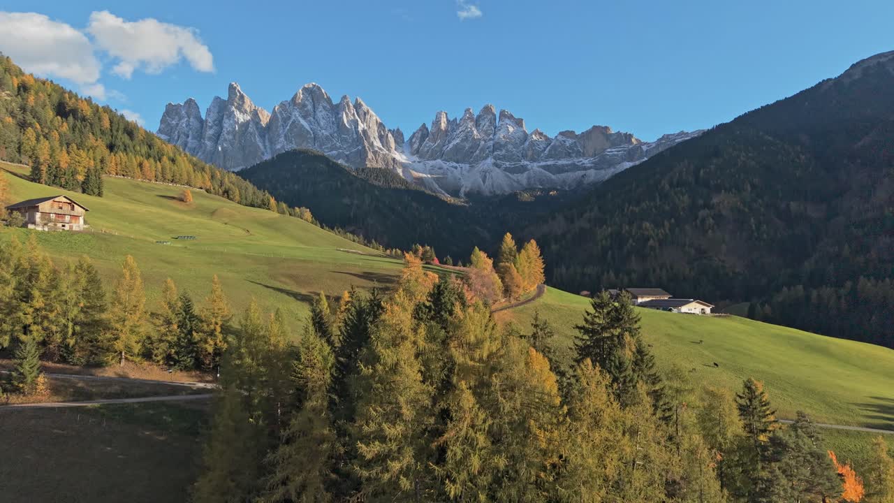 Naturskønt luftfoto af Santa Maddalena Kirke beliggende i en italiensk alpindal.
