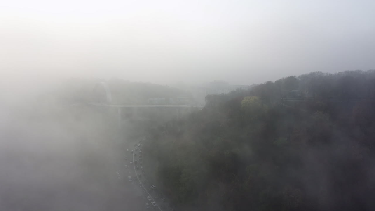 안개 가 가득 한 고속도로 와 다리 를 공중 에서 볼 수 있다